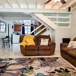 Cheerful 2 - Bedroom Townhouse With Free Parking In New Kingston